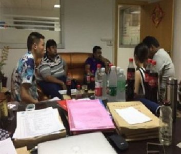腐蝕機(jī)出口-國(guó)外客戶前來采購(gòu)不銹鋼蝕刻機(jī)