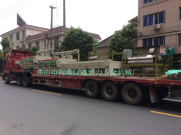 佛山不銹鋼裝飾板蝕刻機(jī)裝車(chē)發(fā)貨