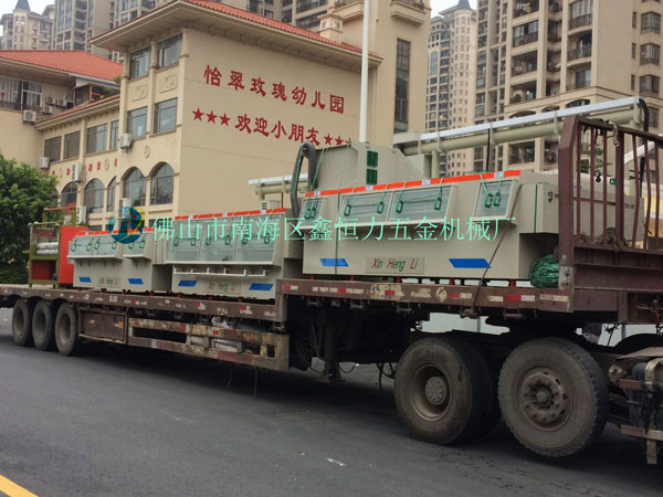佛山不銹鋼裝飾板蝕刻機(jī)裝車(chē)發(fā)貨